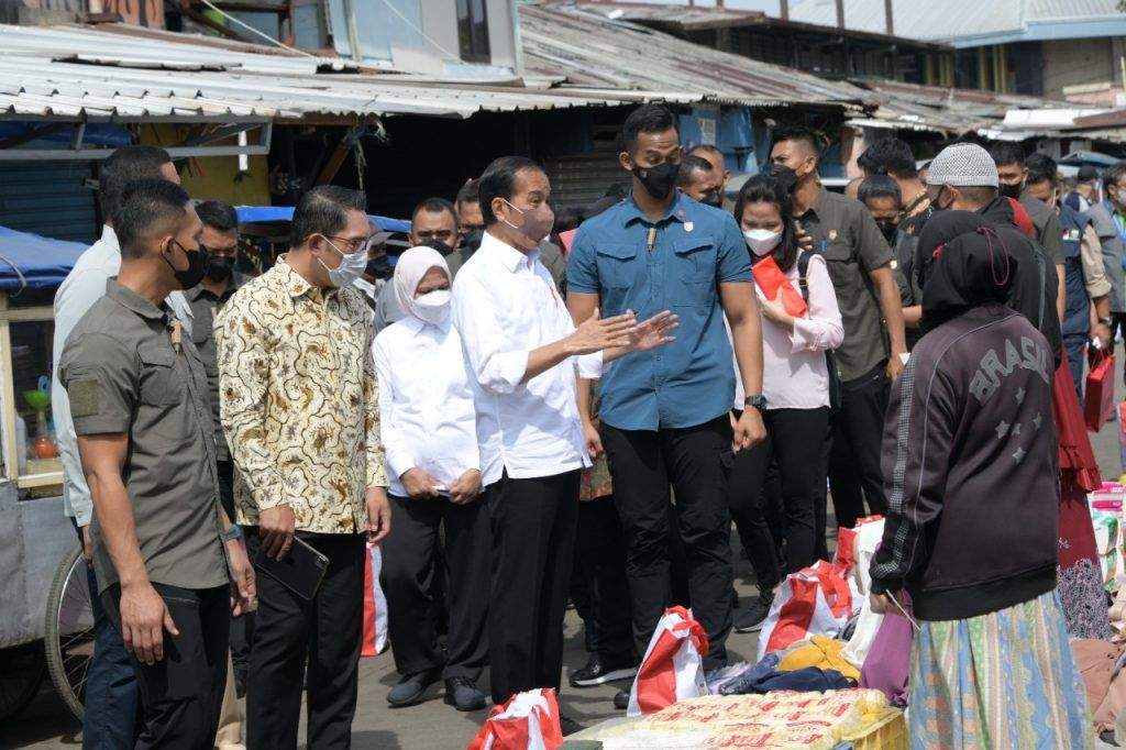Gubernur Ridwan Kamil Dampingi Kunker Presiden di Pasar Cicaheum Bandung Gubernur Ridwan Kamil Dampingi Kunker Presiden di Pasar Cicaheum Bandung