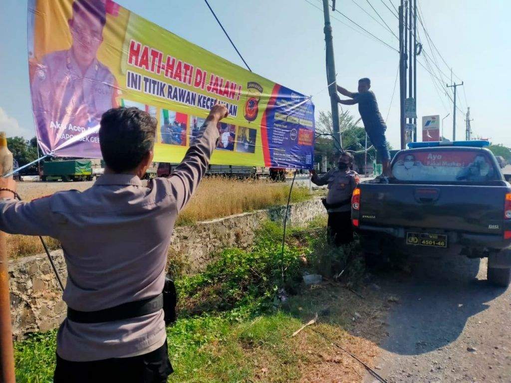 Polsek Gebang Pasang Spanduk Imbauan Rawan Laka, Pengendara Sampaikan Apresiasi