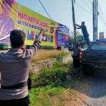 Polsek Gebang Pasang Spanduk Imbauan Rawan Laka, Pengendara Sampaikan Apresiasi