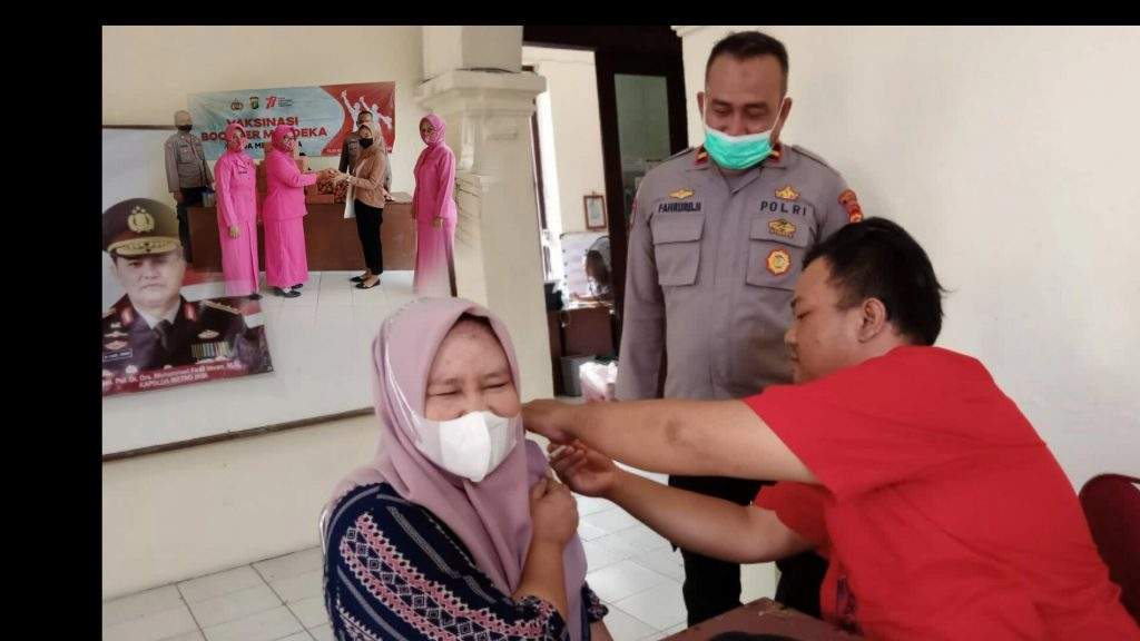 Program Vaksin Booster Merdeka, Polsek Kedungwaringin Bagi-Bagi Hadiah Program Vaksin Booster Merdeka, Polsek Kedungwaringin Bagi-Bagi Hadiah