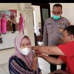 Program Vaksin Booster Merdeka, Polsek Kedungwaringin Bagi-Bagi Hadiah
