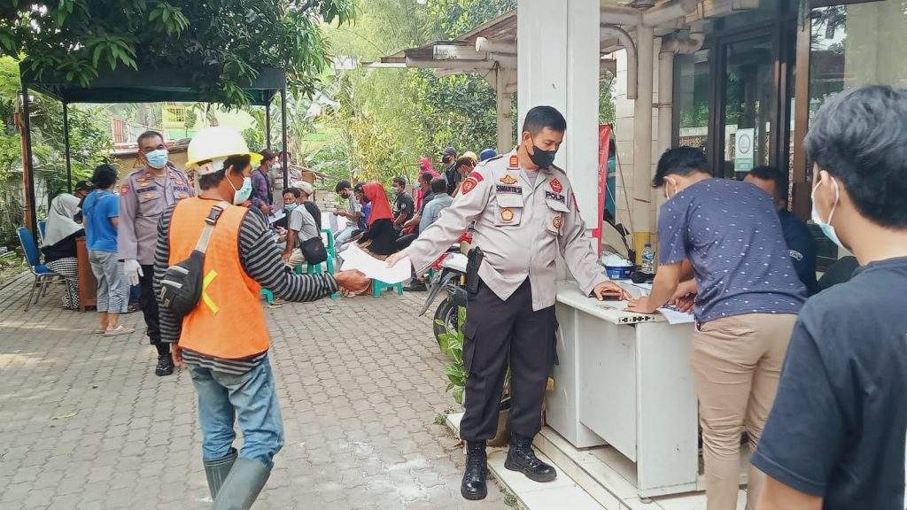 Bagi - Bagi Doorprize Diberikan Polsek Serang Baru di Vaksinasi Booster Merdeka Bagi - Bagi Doorprize Diberikan Polsek Serang Baru di Vaksinasi Booster Merdeka
