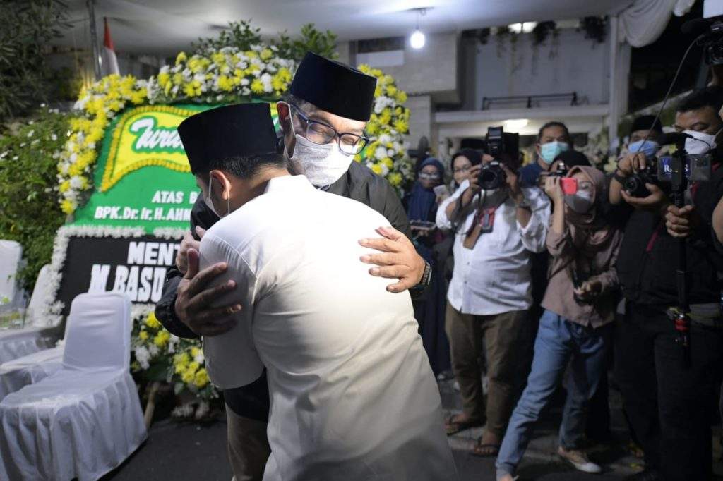 Ridwan Kamil Takziah ke Rumah Ayahanda Emil Dardak