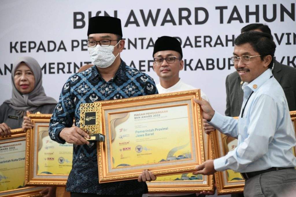 Pemda Provinsi Jawa Barat dan 11 Kabupaten/ Kota Raih Penghargaan BKN Award 2022 Pemda Provinsi Jawa Barat dan 11 Kabupaten/ Kota Raih Penghargaan BKN Award 2022