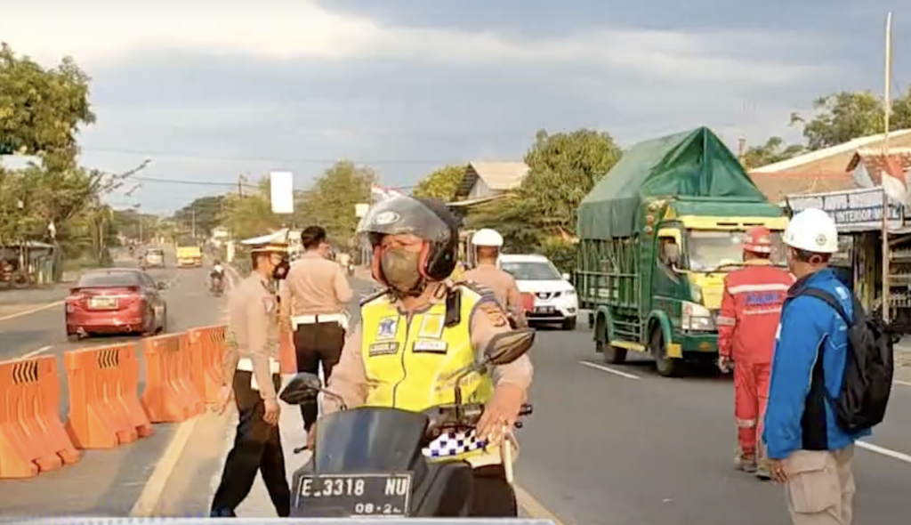 Jembatan Kanci Dibangun, Satlantas Polresta Cirebon Terapkan 'Contra Flow' Selama 8 Bulan Jembatan Kanci Dibangun, Satlantas Polresta Cirebon Terapkan 'Contra Flow' Selama 8 Bulan