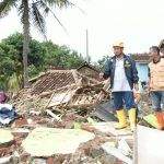 Tinjau Banjir Pameungpeuk, Wagub Jabar Salurkan Bantuan