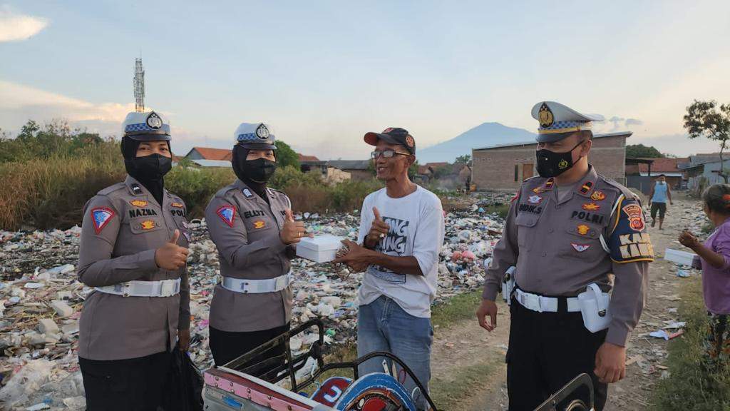 BBM Naik, Satlantas Polres Ciko Bagikan Ratusan Nasi Kotak ke Warga BBM Naik, Satlantas Polres Ciko Bagikan Ratusan Nasi Kotak ke Warga