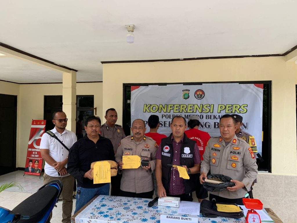 Juru Parkir Nyambi Sebagai Pengedar Ganja Diamankan Polisi Di Bekasi