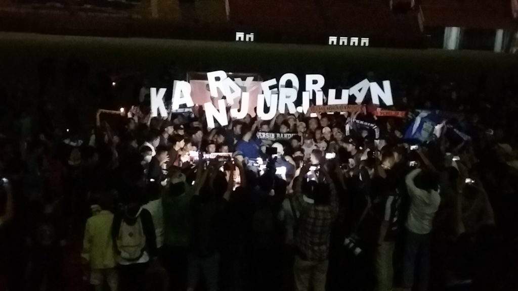 Ratusan Supporter Bola Di Cikarang 'Pray For Kanjuruhan' Bareng Polrestro Bekasi Ratusan Supporter Bola Di Cikarang 'Pray For Kanjuruhan' Bareng Polrestro Bekasi