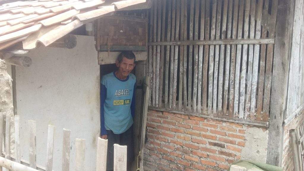 Miris... Kakek 2 Tahun Tinggal di Gubuk Samping Bekas Kandang Ayam Tanpa Bantuan Pemerintah