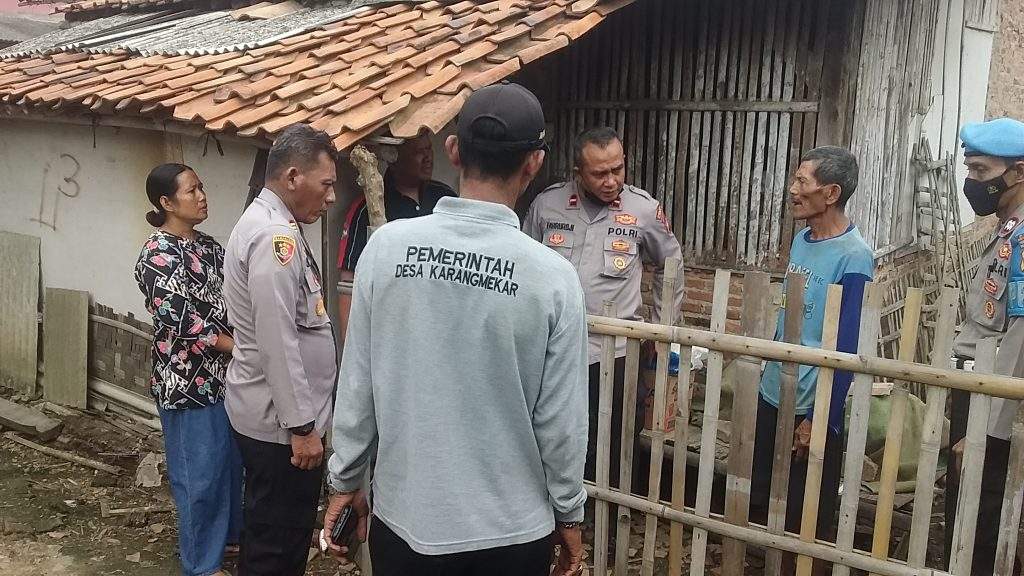 Bravo... Polsek Kedungwaringin Langsung Turun Kunjungi Abah Saka, Berikan Bantuan