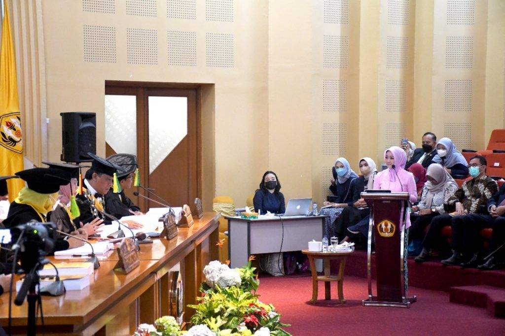 Istri Kang Emil Raih Gelar Doktor Ilmu Komunikasi dengan Predikat "Cum Laude"