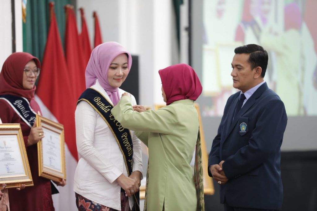 Setelah Cum Laude, Atalia Raih Penghargaan Wiyata Dharma Madya dari Kemendikbudristek Setelah Cum Laude, Atalia Raih Penghargaan Wiyata Dharma Madya dari Kemendikbudristek
