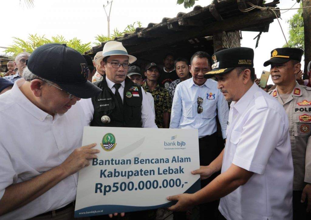 Ridwan Kamil Salurkan Bantuan Kemanusiaan Bank bjb Rp500 juta ke Korban Banjir Lebak Ridwan Kamil Salurkan Bantuan Kemanusiaan Bank bjb Rp500 juta ke Korban Banjir Lebak