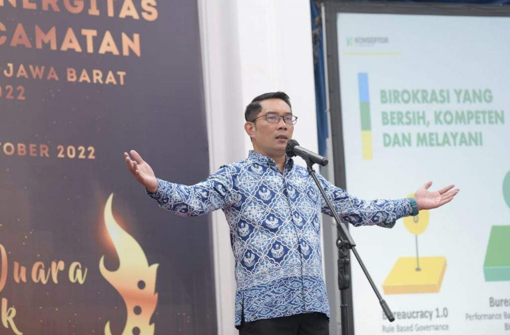 Ridwan Kamil Beri Penghargaan Camat Terbaik di Jawa Barat Belajar di Singapura Ridwan Kamil Beri Penghargaan Camat Terbaik di Jawa Barat Belajar di Singapura