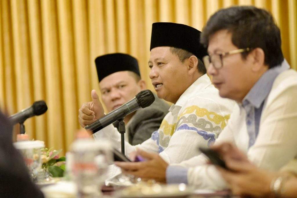 Wagub Jabar Serahkan Klaim BPJS kepada Ahli Waris Pekerja Wagub Jabar Serahkan Klaim BPJS kepada Ahli Waris Pekerja