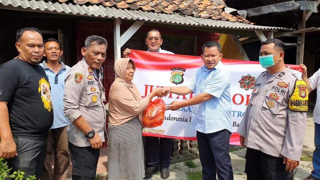 Jumat Barokah, Sat Intelkam Restro Bekasi Bareng Polsek Kedungwaringin Bagikan Paket Sembako Jumat Barokah, Sat Intelkam Restro Bekasi Bareng Polsek Kedungwaringin Bagikan Paket Sembako