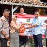 Jumat Barokah, Sat Intelkam Restro Bekasi Bareng Polsek Kedungwaringin Bagikan Paket Sembako