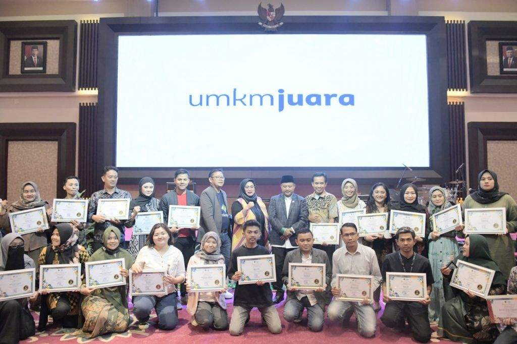 “UMKM JUARA AWARD” Pemdaprov Jabar Beri Penghargaan Pelaku dan Insan UMKM “UMKM JUARA AWARD” Pemdaprov Jabar Beri Penghargaan Pelaku dan Insan UMKM