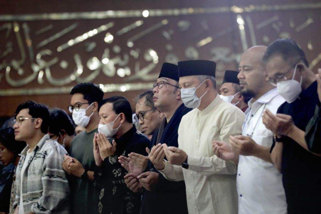 Gubernur dan ASN Salatkan Jenazah Almarhum Yerry Yanuar di Gedung Sate