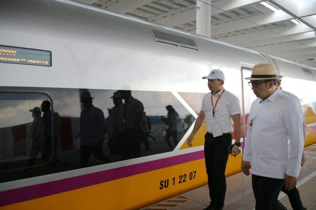 Disaksikan Dua Presiden, Ridwan Kamil Terharu Saat Uji Coba Kereta Cepat Jakarta - Bandung Disaksikan Dua Presiden, Ridwan Kamil Terharu Saat Uji Coba Kereta Cepat Jakarta - Bandung