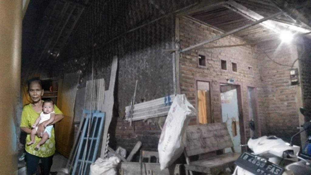 Satu Keluarga Miskin Di Bekasi Hidup Di Rumah Nyaris Roboh, Tanpa Tersentuh Pemerintah