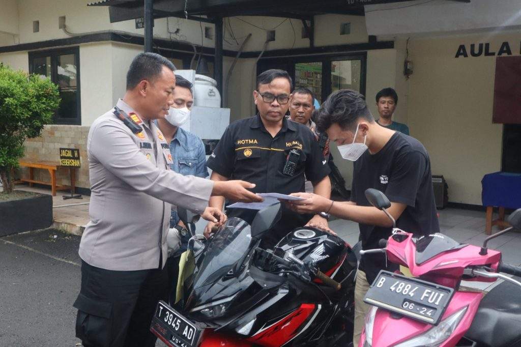 Polsek Cikarang Timur Kembalikan Motor yang Sempat Digunakan Pelaku Curas Kepada Pemilik Sahnya