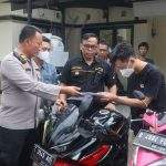 Polsek Cikarang Timur Kembalikan Motor yang Sempat Digunakan Pelaku Curas Kepada Pemilik Sahnya