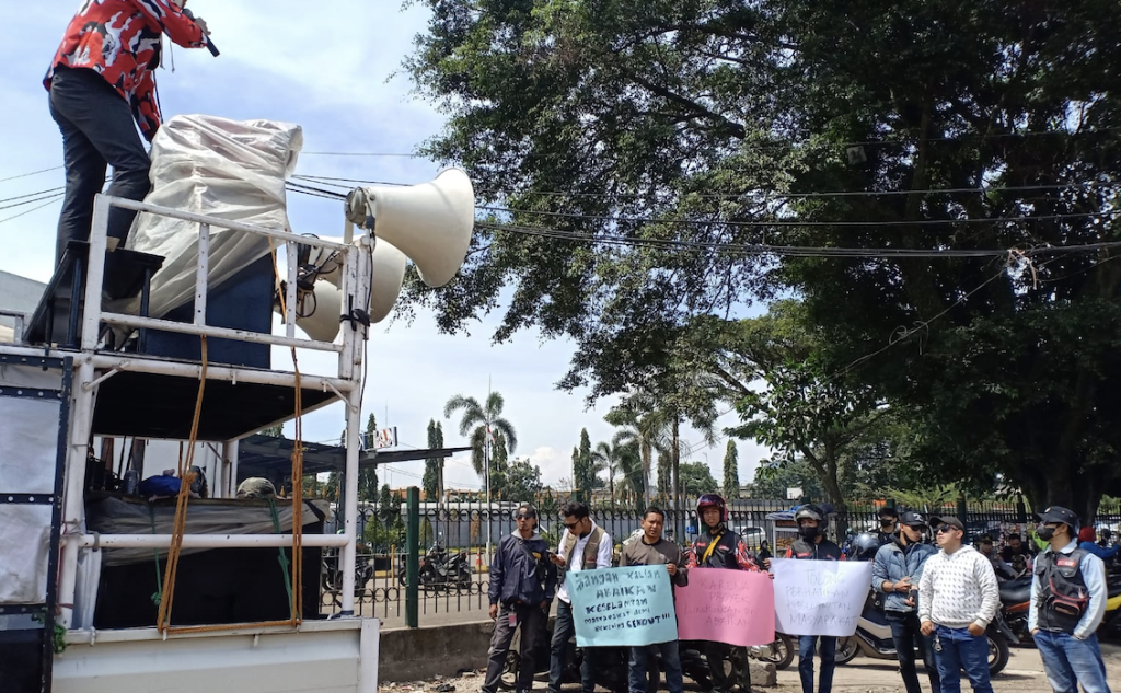 Proyek Rel Ganda Kiaracondong - Cicalengka Dikeluhkan, Warga & LSM Gelar Aksi Proyek Rel Ganda Kiaracondong - Cicalengka Dikeluhkan, Warga & LSM Gelar Aksi