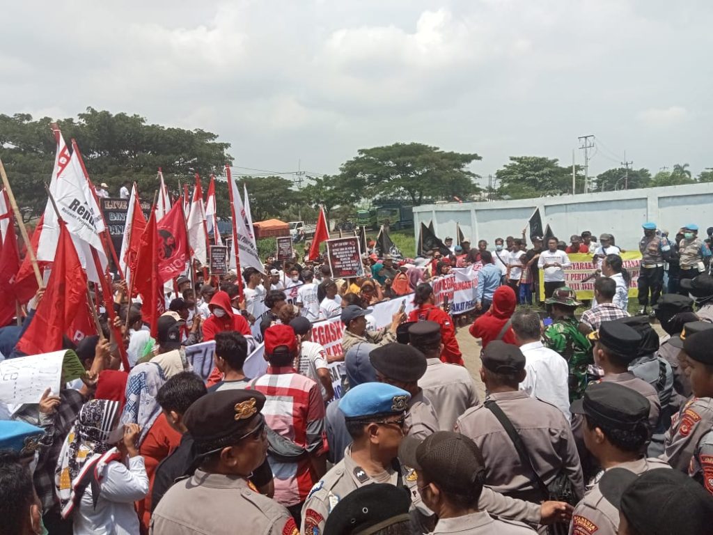 Serukan Tiga Tuntutan, Ribuan Warga Pangenan Gruduk PT. Avia Avian