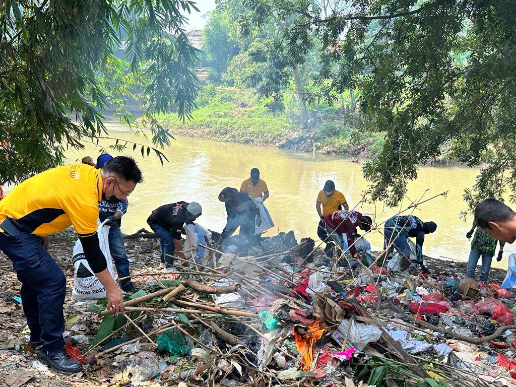 FajarPaper Giat Bersih Sungai Bersama Rehab Cikarang dan DLH Kabupaten Bekasi