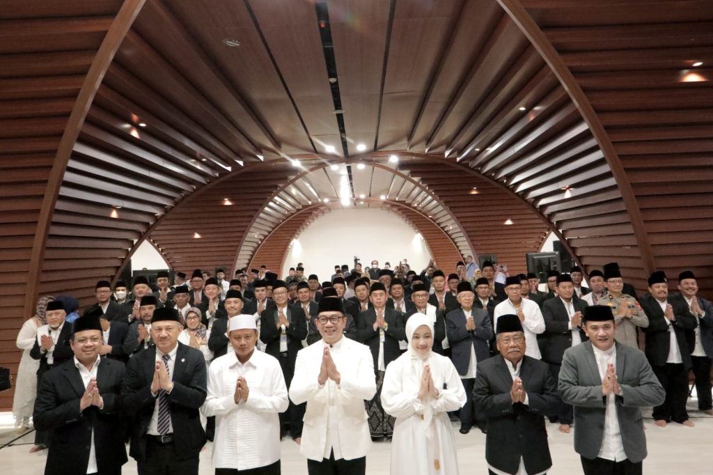 <em>Gubernur Ridwan Kamil Lantik 174 Pengurus Masjid Raya Al Jabbar</em>
