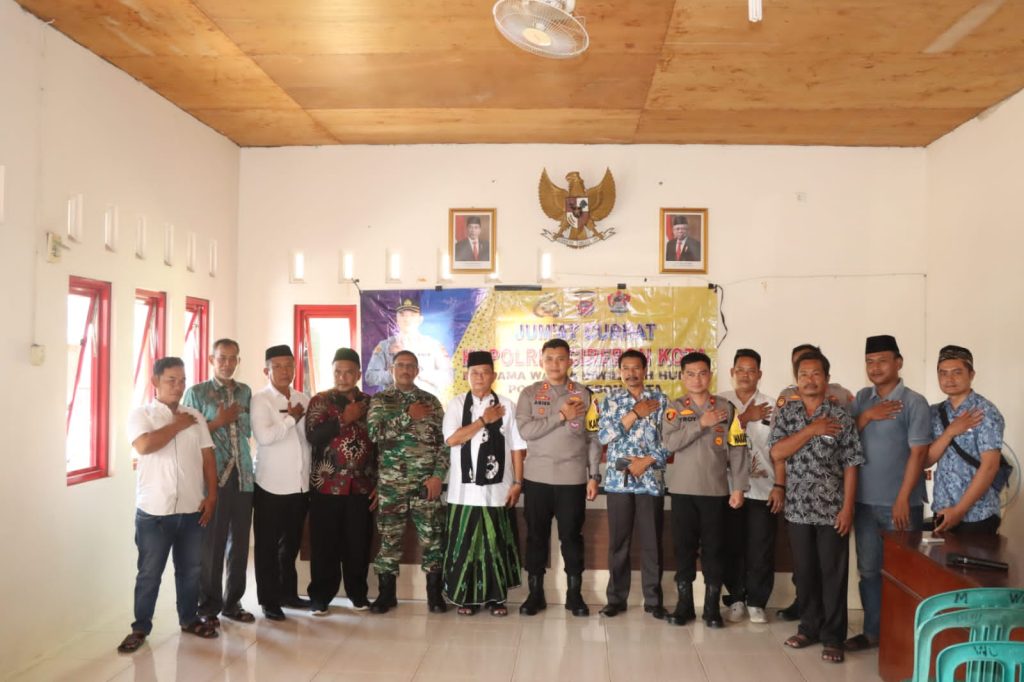 Warga Mundu Antusias Ikuti "Jumat Curhat" Kapolres Cirebon Kota Warga Mundu Antusias Ikuti "Jumat Curhat" Kapolres Cirebon Kota