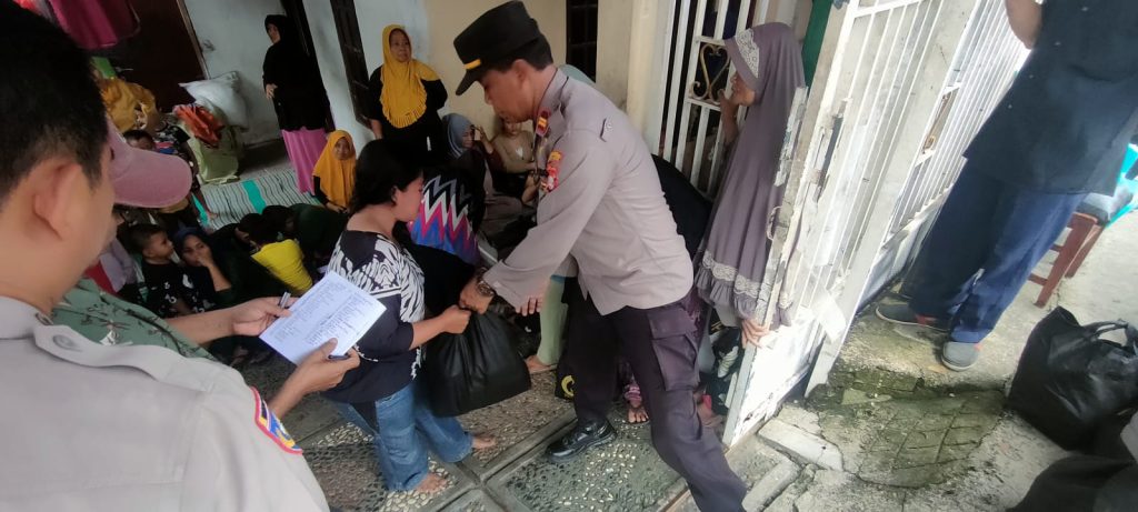 Polsek Tarumajaya Salurkan 50 Paket Sembako Bantuan Kemanusiaan Kapolri Polsek Tarumajaya Salurkan 50 Paket Sembako Bantuan Kemanusiaan Kapolri