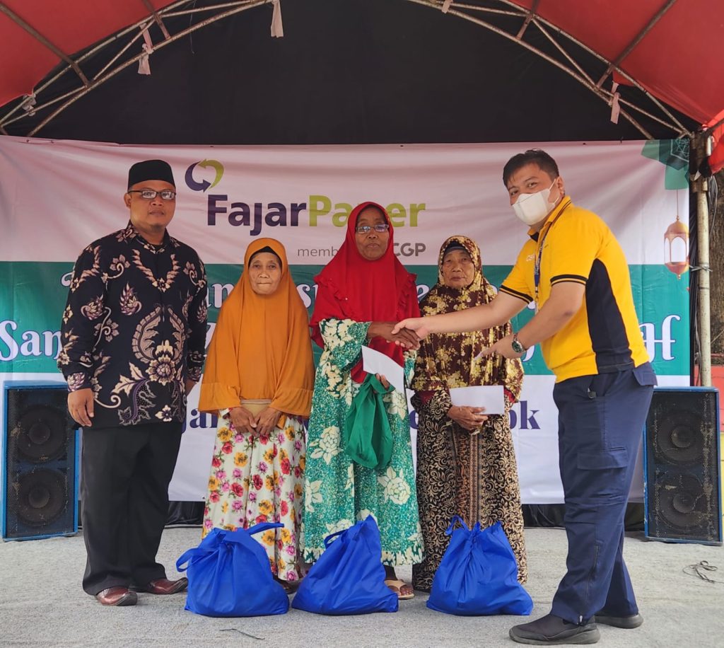 FajarPaper Berikan Zakat Jelang Idul Fitri untuk Warga di 3 Desa di Kabupaten Bekasi