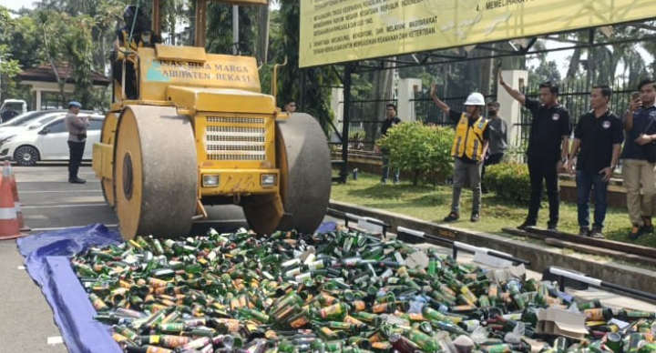 Ribuan Botol Miras Berbagai Merk Dimusnahkan Polisi