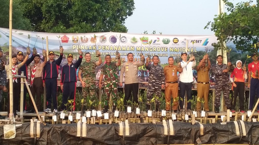 Kapolres Metro Bekasi Hadiri Kegiatan Puncak Penanaman Mangrove Nasional 2023 Kapolres Metro Bekasi Hadiri Kegiatan Puncak Penanaman Mangrove Nasional 2023