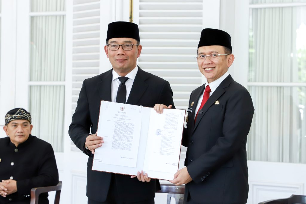 Ridwan Kamil Serahkan SK Perpanjangan Jabatan PJ Bupati Bekasi Ridwan Kamil Serahkan SK Perpanjangan Jabatan PJ Bupati Bekasi