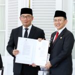 Ridwan Kamil Serahkan SK Perpanjangan Jabatan PJ Bupati Bekasi
