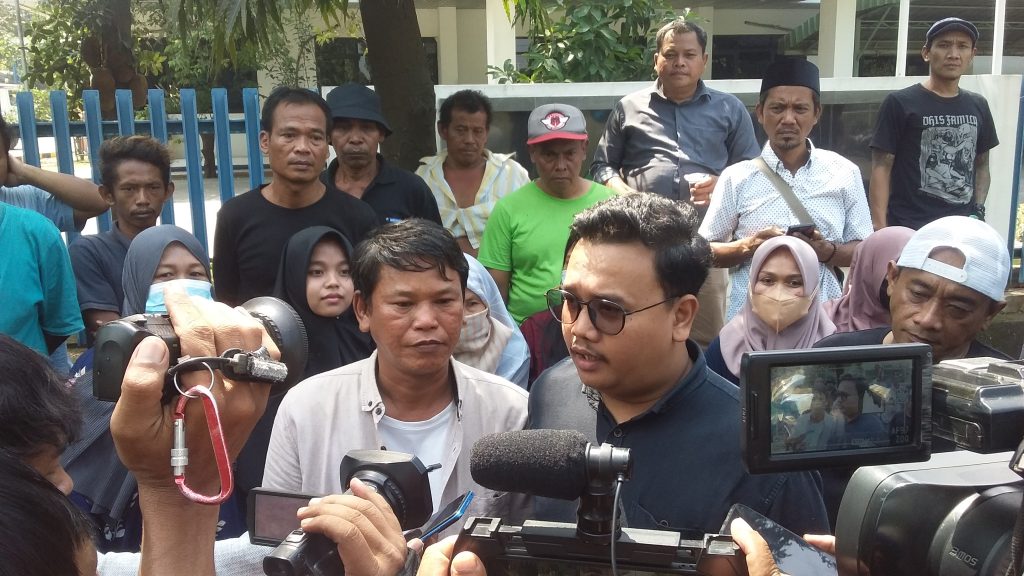 Ratusan Warga Pasirgombong Unjuk Rasa Tuntut Kerjasama Kelola Limbah PT SPS Ratusan Warga Pasirgombong Unjuk Rasa Tuntut Kerjasama Kelola Limbah PT SPS