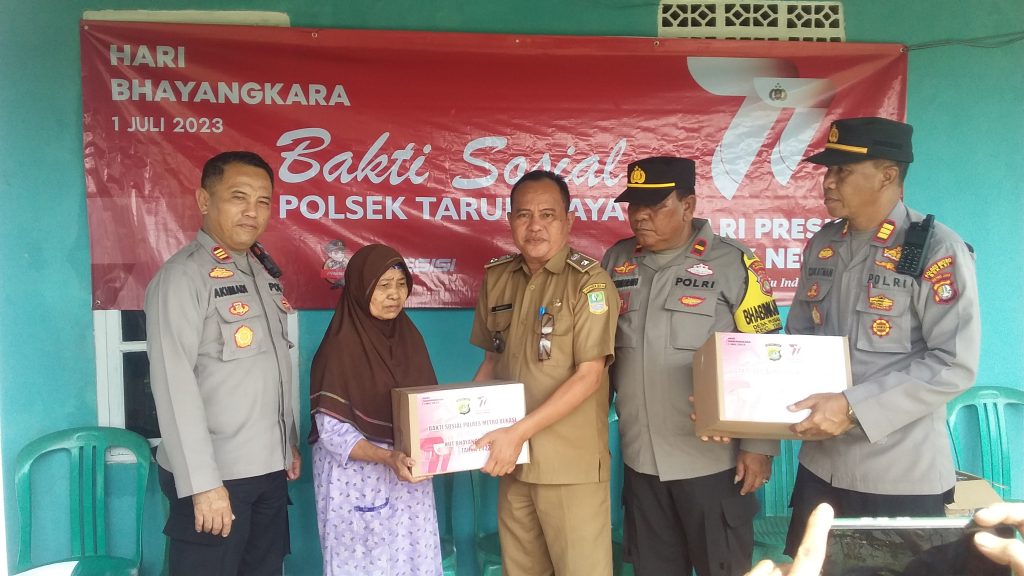 Sambut HUT Bhayangkara ke 77, Polsek Tarumajaya Salurkan 40 Paket Sembako kepada Warga Kurang Mampu Sambut HUT Bhayangkara ke 77, Polsek Tarumajaya Salurkan 40 Paket Sembako kepada Warga Kurang Mampu