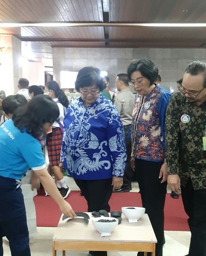 FajarPaper, Produsen Kertas Kemasan Daur Ulang Mendapat kunjungan Menteri KLHK di Festival Peduli Sampah Nasional 2023 FajarPaper, Produsen Kertas Kemasan Daur Ulang Mendapat kunjungan Menteri KLHK di Festival Peduli Sampah Nasional 2023
