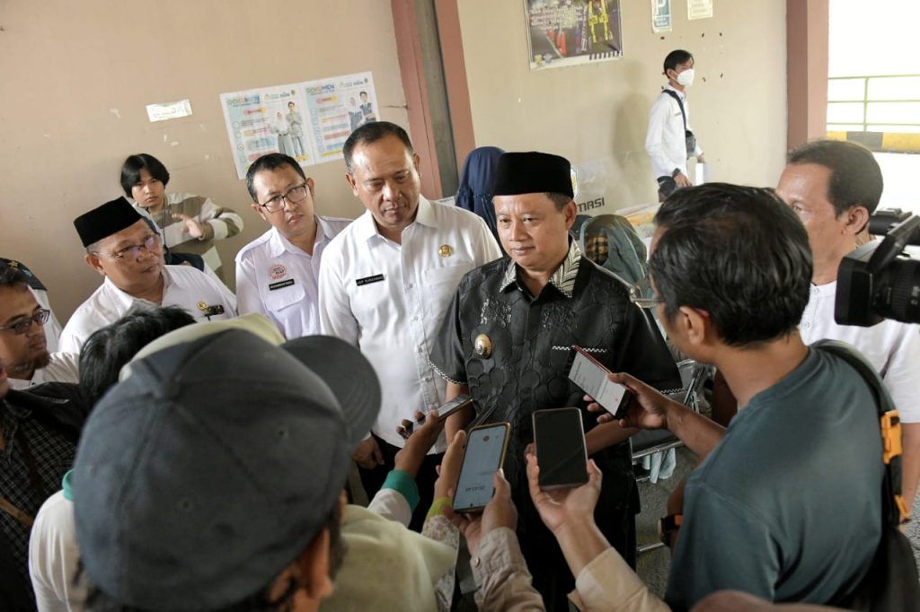 Jelang Puncak Haji, Uu Ruzhanul Beri Santunan Jemaah Lansia Jelang Puncak Haji, Uu Ruzhanul Beri Santunan Jemaah Lansia