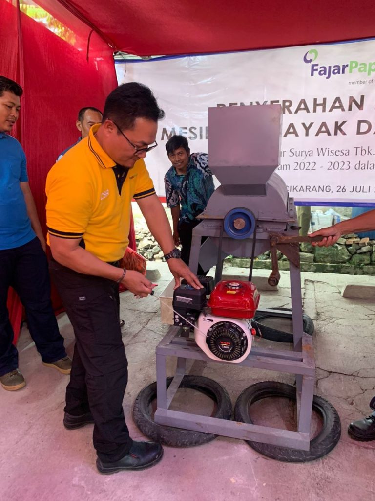 FajarPaper Dukung Program Ekonomi Sirkular dengan Memberikan Mesin Pencacah dan Pengayak Sampah Organik