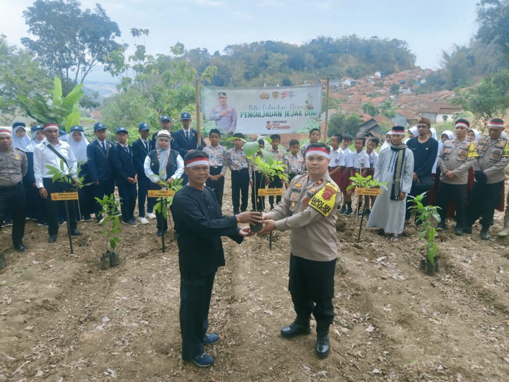 Polsek Bantarujeg - Polres Majalengka "Hijaukan" Desa Gununglarang