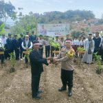 Polsek Bantarujeg - Polres Majalengka "Hijaukan" Desa Gununglarang