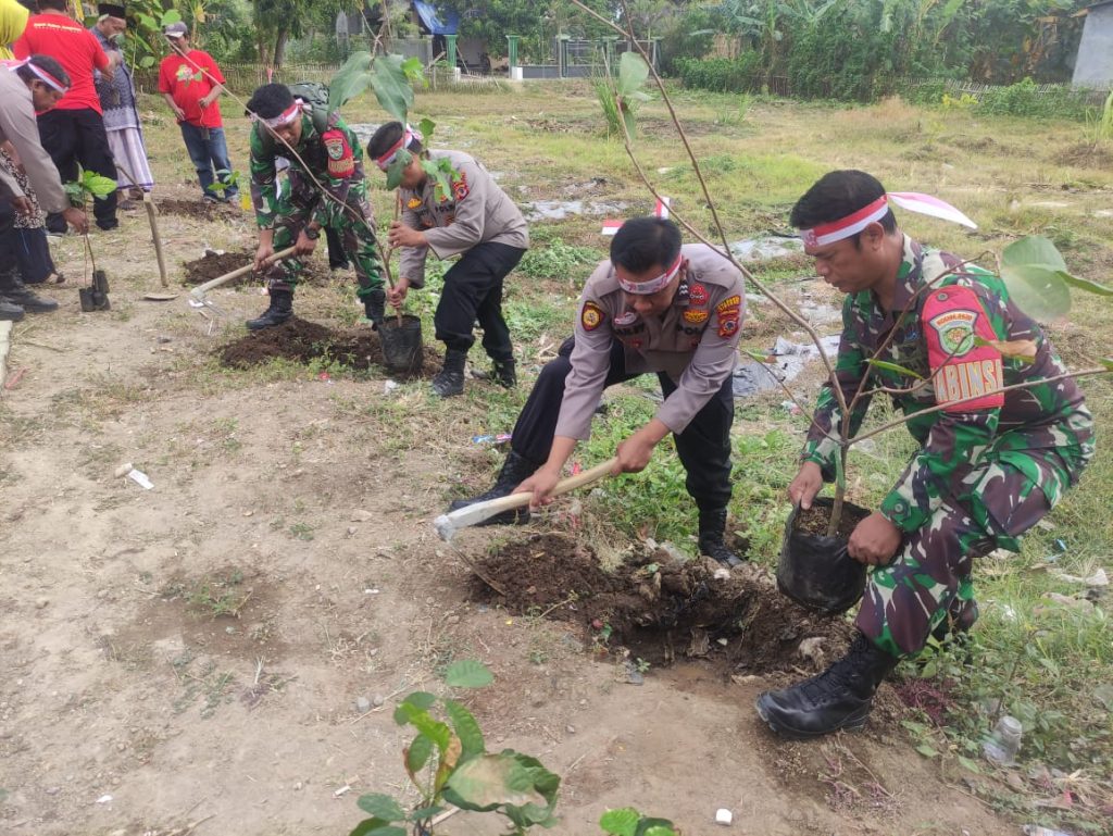 Polsek Babakan - Polresta Cirebon "Hijaukan" Desa Serang Kulon