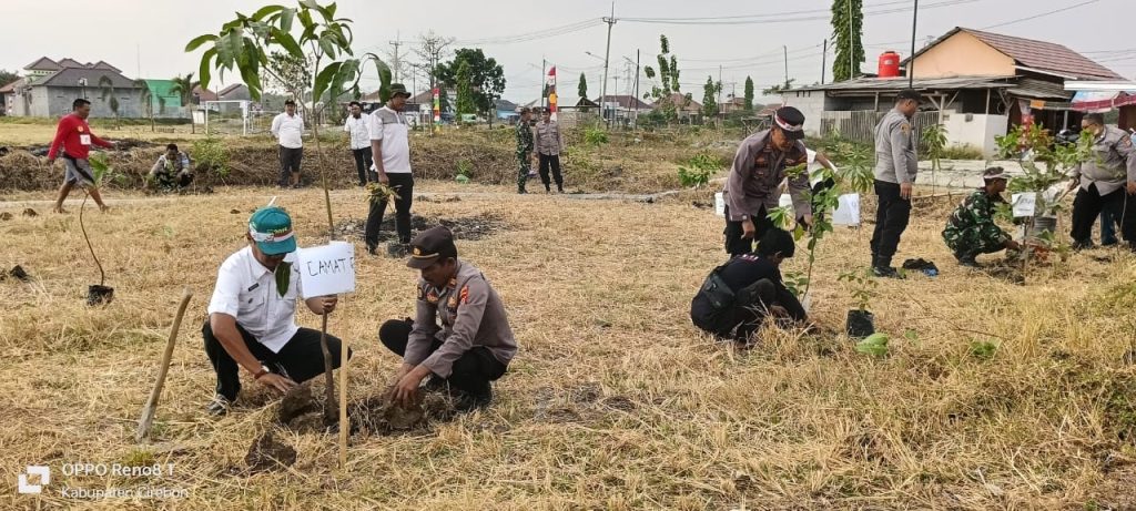 Sukseskan Program Kapolri, Polsek Gebang Tanam Ratusan Bibit Pohon