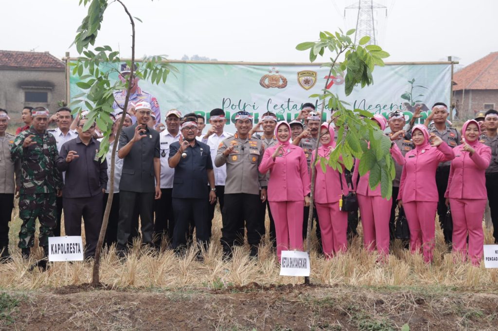 Support Program Kapolri, Polresta Cirebon Tanam 7.927 Bibit Pohon Support Program Kapolri, Polresta Cirebon Tanam 7.927 Bibit Pohon