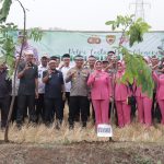 Support Program Kapolri, Polresta Cirebon Tanam 7.927 Bibit Pohon
